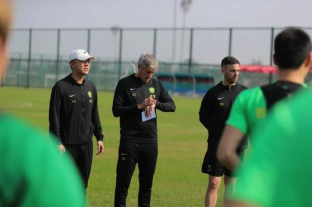 开云下载-国安新帅正式带队训练 塞蒂恩练前先与队员交心