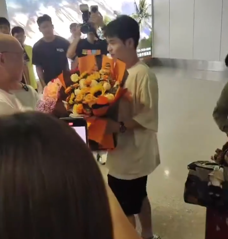 开云下载-林诗栋落地海南妈妈接机！石头全程笑容不断 世排重返前5冲破心魔